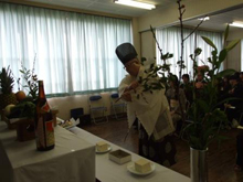 �j���{